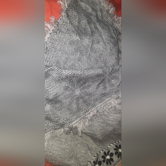 Woolen Poncho - Picture 5 of 5